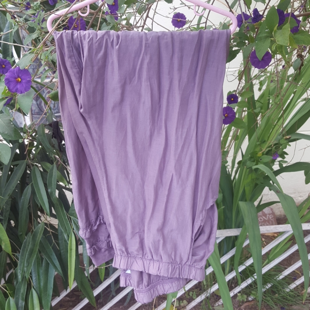 Violet lightweight pants with cute ruffles